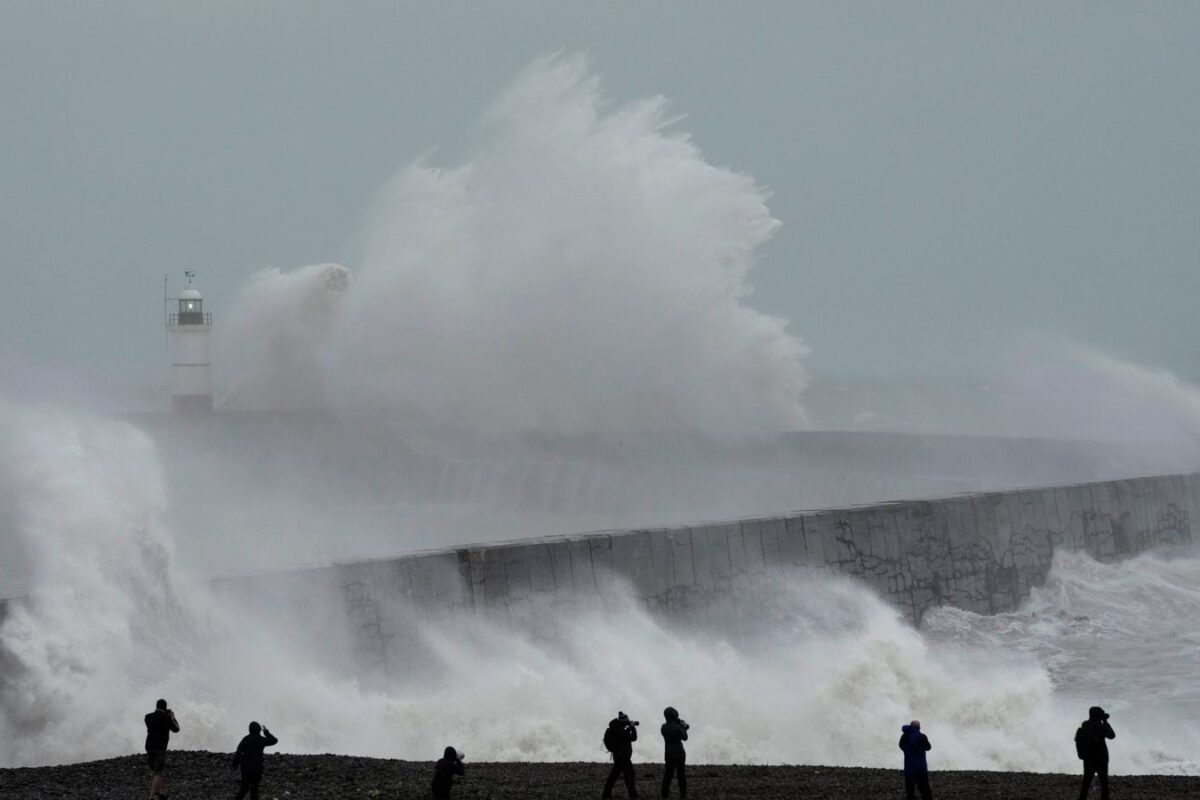 Powerful Storm Debi Batters UK and Ireland with Destructive Winds
